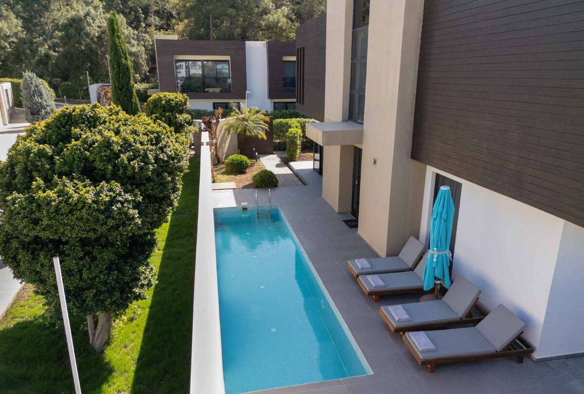 Villa Superior - dış cephe ve havuz
